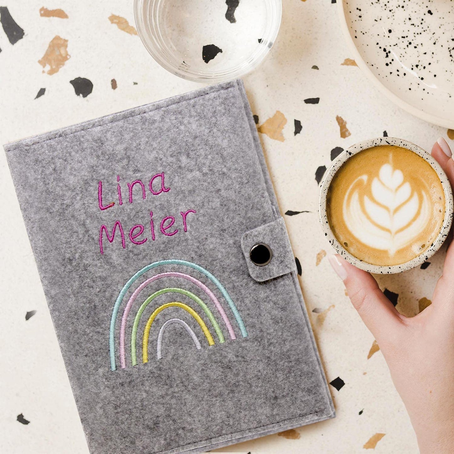 Regenbogen Pastell Mutterpasshülle aus Filz Mit Personalisierung